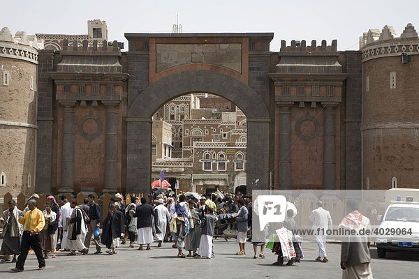 Bab El Yemen  historic town gate  made of brick clay  historic centre of San‘a’  UNESCO World Heritage Site  Yemen  Middle East