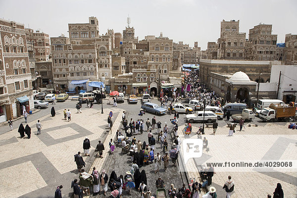 Buildings made of clay  square in front of the Bab El Yemen  marketeers  souk  San‘a’  UNESCO World Heritage Site  Yemen  Middle East