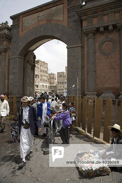 Square in front of the Bab El Yemen  souk  market  historic centre of San‘a’  Unesco World Heritage Site  Yemen  Middle East