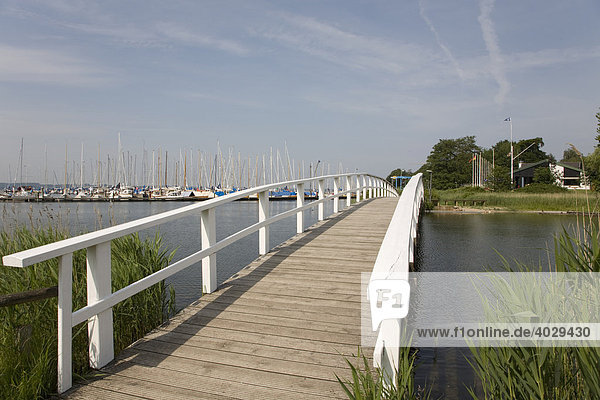 Holzbrücke zum Segelhafen  Glücksburg  Ostsee  Schleswig-Holstein  Norddeutschland  Deutschland
