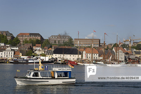 Die kleine Hafenfähre pendelt zwischen dem West- und Ostufer auf der Innenförde  Flensburg  Schleswig-Holstein  Deutschland  Europa