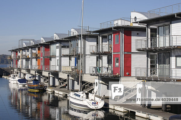 Segelboote  Wasserhäuser  säumen die moderne Marina in der Flensbuger Innenförde  Sonwik  Flensburg  Norddeutschland  Deutschland  Europa