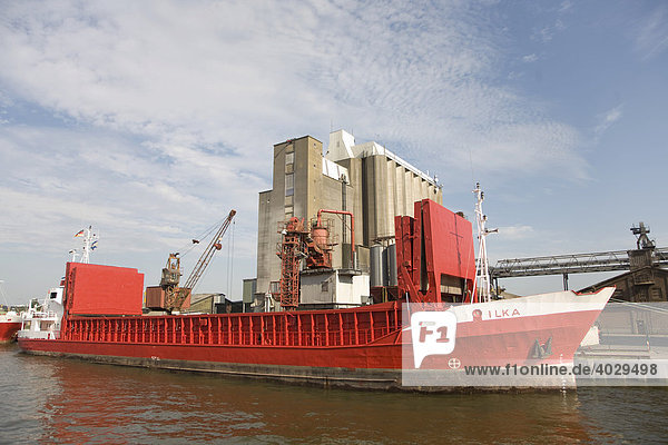 Die MS Ilka wird im Außenhafen gelöscht  Husum  Nordsee  Nordfriesland  Schleswig-Holstein  Deutschland  Europa