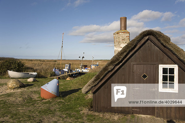 Fischerboote und alte Fischerhütte in Nymindegab  Nordsee  Dänemark  Skandinavien  Nordeuropa