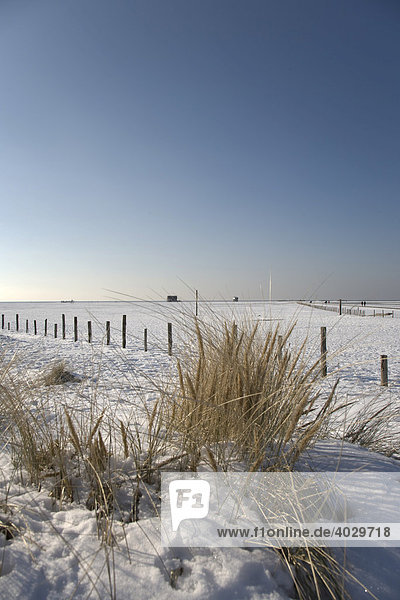 Der weite Strand von St Peter-Ording im winterlichen Schneekleid  Halbinsel Eiderstedt  Nordfriesland  Schleswig-Holstein  Norddeutschland  Deutschland  Europa