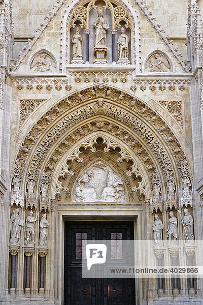 Kunstvolles Mauerwerk am Eingang der Kathedrale von Zagreb  Kroatien  Europa