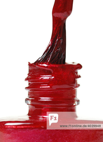 Flasche mit rotem Nagellack und Pinsel