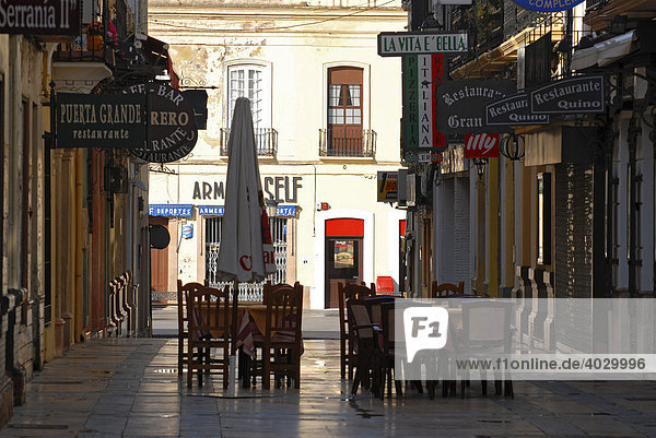Eine Gasse  Tische und Stühle am frühen Morgen  Ronda  Andalusien  Spanien  Europa