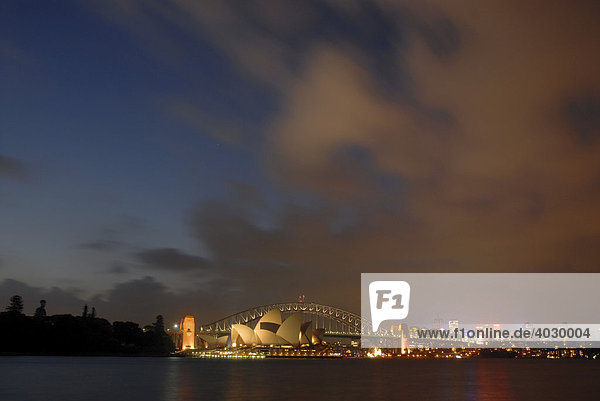 Sydney Opera House und die Sydney Harbor Bridge bei Nacht  Sydney  New South Wales  Australien