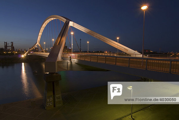 Puente de la Barqueta  eine Brücke über dem Fluss Guadalquivir  erbaut für die Expo 1992 in Sevilla  Andalusien  Spanien  Europa