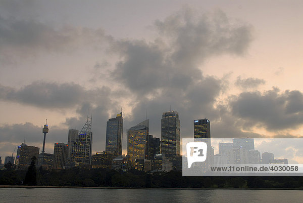 Skyline von Sydney bei Sonnenuntergang  New South Wales  Australien