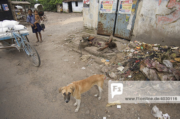 Ein Obdachloser auf den Straßen des Stadtteils Topsia  Menschen  die sich nur noch durch Bettelei oder den Müll anderer Leute ernähren können  passen nicht mehr ins Image des boomenden Schwellenlandes  man findet sie aber dennoch an jeder Ecke  Kolkata  Westbengalen  Indien