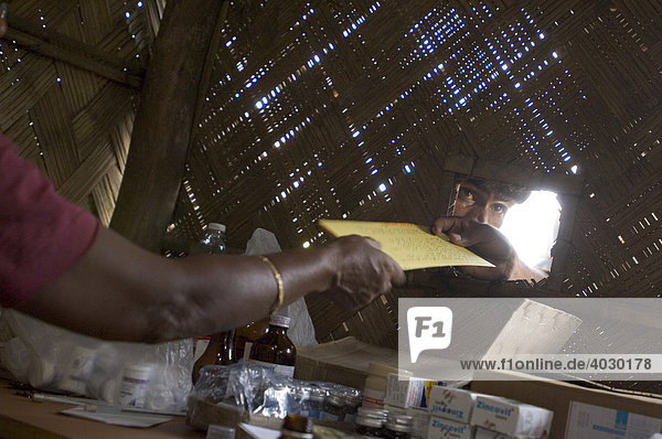 In einer Ambulanz der indischen Hilfsorganisation Howrah South Point werden in Zusammenarbeit mit Ärzte für die dritte Welt Medikamente auf Rezept kostenlos verteilt. Das Anstehen kostet die Slumbewohner oft einen ganzen Tag. Howrah  Hooghly  Westbengalen  Indien