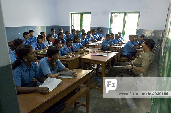 Eine typische indische Schulklasse. Wer sie besucht hat Glück. Die Schulpflicht in Indien besteht nur auf dem Papier und noch immer lernen viele Kinder nicht Lesen und Schreiben. Howrah  Hooghly  Westbengalen  Indien