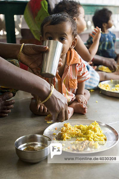 Aufgepeppeltes unterernährtes  Tuberkulose-krankes Kleinkind aus den Slums im Pushpa-Home  einem TB-Zentrum speziell für Kinder. Howrah  Hooghly  Westbengalen  Indien
