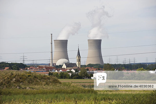 Kernkraftwerk Grafenrheinfeld  davor die Ortschaft Röthlein  Unterfranken  Franken  Bayern  Deutschland  Europa