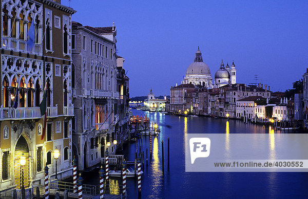 Canal Grande mit Kirche Santa Maria della Salute  Venedig  Italien  Europa