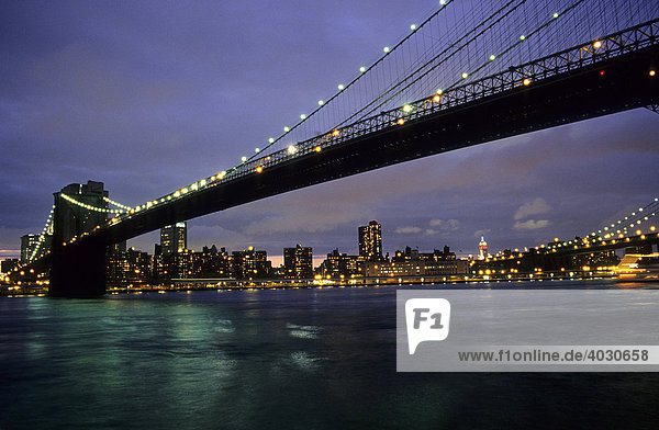Brooklyn Bridge  East River und Manhattan  New York City  USA