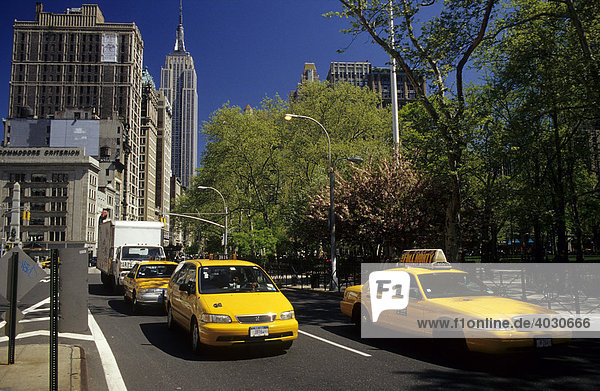Taxis vor dem Empire State Building  Manhattan  New York City  USA