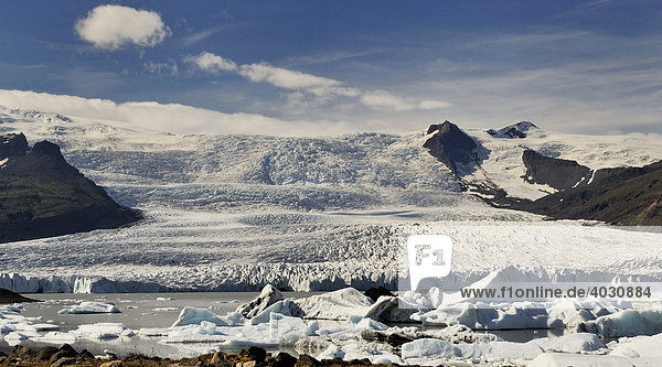 Der Breiðárlón  Gletschersee am südlichen Ende des isländischen Gletschers Vatnajökull  unterhalb des Breiðamerkurjökull  eines Talgletschers des Vatnajökull  Island  Europa