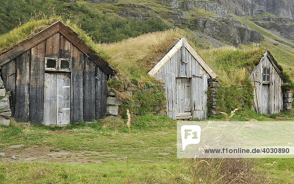 Lagerhäuser von Núpsstaður  mit Gras bewachsen  Island  Europa