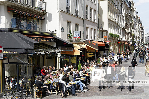 Straßencafe  Läden  Rue Montorgueil  2. Arrondissement  Paris  Zentrum  Frankreich  Europa