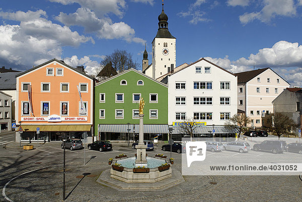 Marktplatz mit Brunnen vor der Pfarrkirche St. Michael  Regen  Bayerischer Wald  Niederbayern  Bayern  Deutschland  Europa