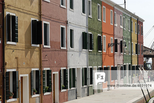 Farbenfroh bemalte Häuser in Burano  Insel in der Lagune von Venedig  Italien  Europa