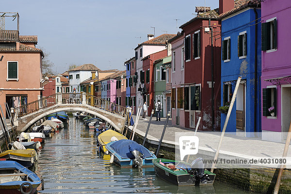 Farbenfroh bemalte Häuser an Kanal in Burano  Insel in der Lagune von Venedig  Italien  Europa