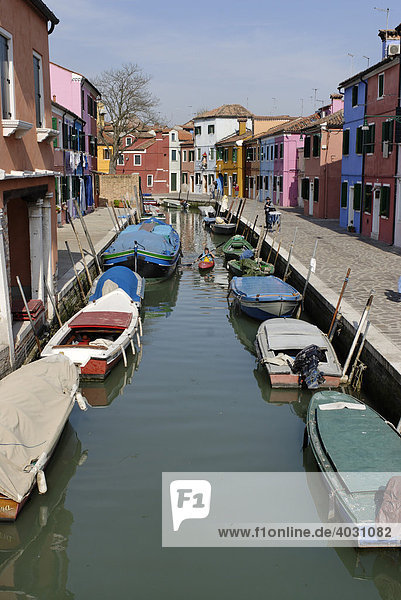 Farbenfroh bemalte Häuser an Kanal in Burano  Insel in der Lagune von Venedig  Italien  Europa