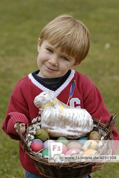Junge  Kind mit Osterkörbchen  Osterkorb