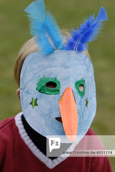 Kind mit einer selbstgebastelten Maske