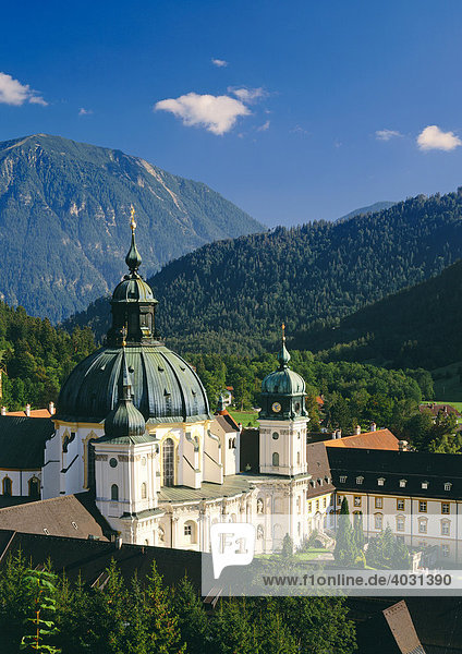Benediktinerabtei Ettal vor dem Estergebirge  Oberbayern  Bayern  Deutschland  Europa