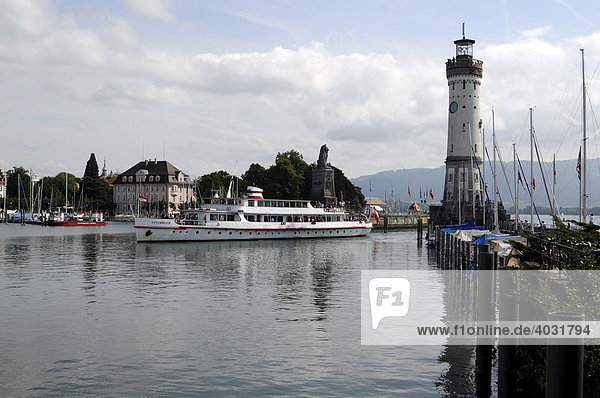 Hafen von Lindau mit Leuchtturm  Lindau Insel  Bayern  Deutschland  Europa