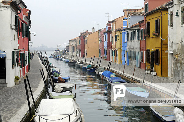 Canal mit Häuserfront  Burano  Venedig  Venetien  Italien  Europa