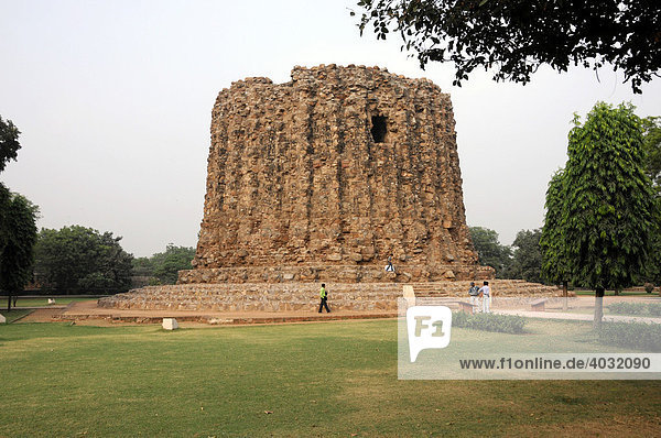 Alte Säule  beim Qutb-Komplex  in der Nähe der Eisensäule  Delhi  Rajasthan  Nordindien  Asien