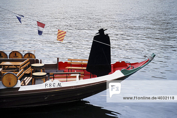 Sandeman Figur  Werbeschiff auf dem Douro  Porto  Portugal  Europa