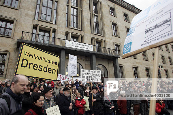 Dresdner Bürger demonstrieren vor dem Rathaus während der Stadtrat über das Bürgerbegehren zur Waldschlößchenbrücke tagt  Dresden  Sachsen  Deutschland  Europa