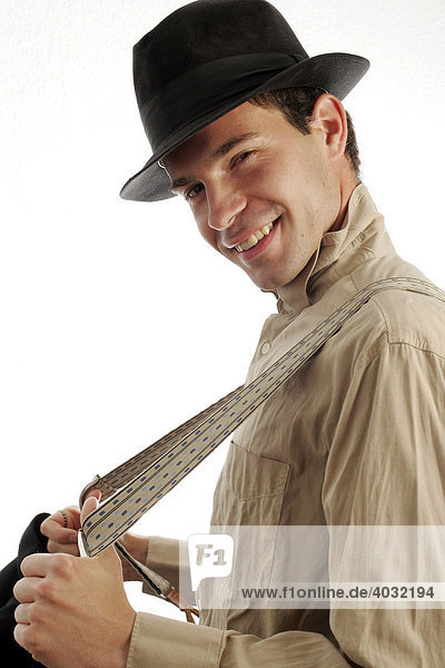 Portrait eines jungen Mannes im Stil der 20er Jahre mit Hut  Hemd  Hosenträgern