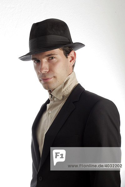 Portrait eines jungen Mannes im Stil der 20er Jahre mit Hut  Hemd und Jackett