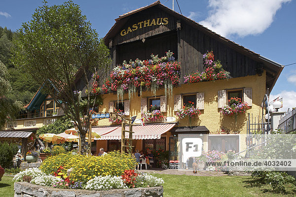 Gasthaus mit Blumen  Kremsbrücke  Liesertal  Kärnten  Österreich  Europa