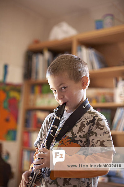 Music pupil with clarinet