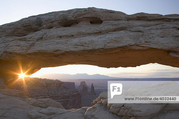 Mesa Arch bei Sonnenaufgang  Island in the Sky  Canyonlands National Park  Utah  USA