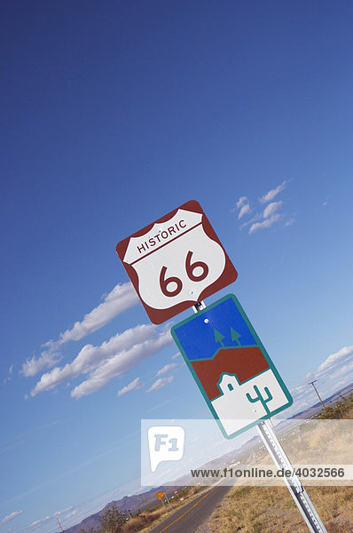 Historisches Straßenschild an der Route 66  USA