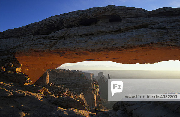 Mesa Arch bei Sonnenaufgang  Canyonlands Nationalpark  Utah  USA