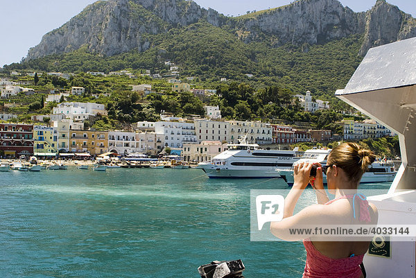 Frau fotografiert Hafenort Marina Grande  Insel Capri  Kampanien  Süditalien  Italien  Europa