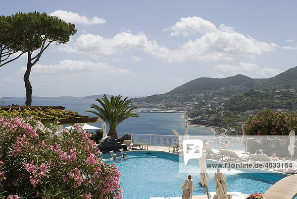 Blick vom Hotelpool Monte Vico auf Küste  Lacco Ameno  Insel Ischia  Golf von Neapel  Kampanien  Süditalien  Italien  Europa