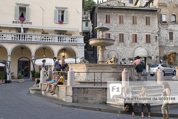 Brunnen auf der Piazza del Comune  Altstadt  Assisi  Umbrien  Italien  Europa