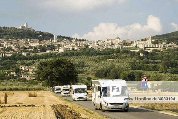 Blick auf Assisi  Wohnmobile im Vordergrund  Umbrien  Italien  Europa