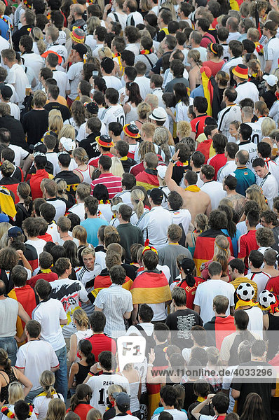 UEFA EM Fußball Europameisterschaft 2008  Public Viewing auf dem Schlossplatz  Fan-Massen  Stuttgart  Baden-Württemberg  Deutschland  Europa